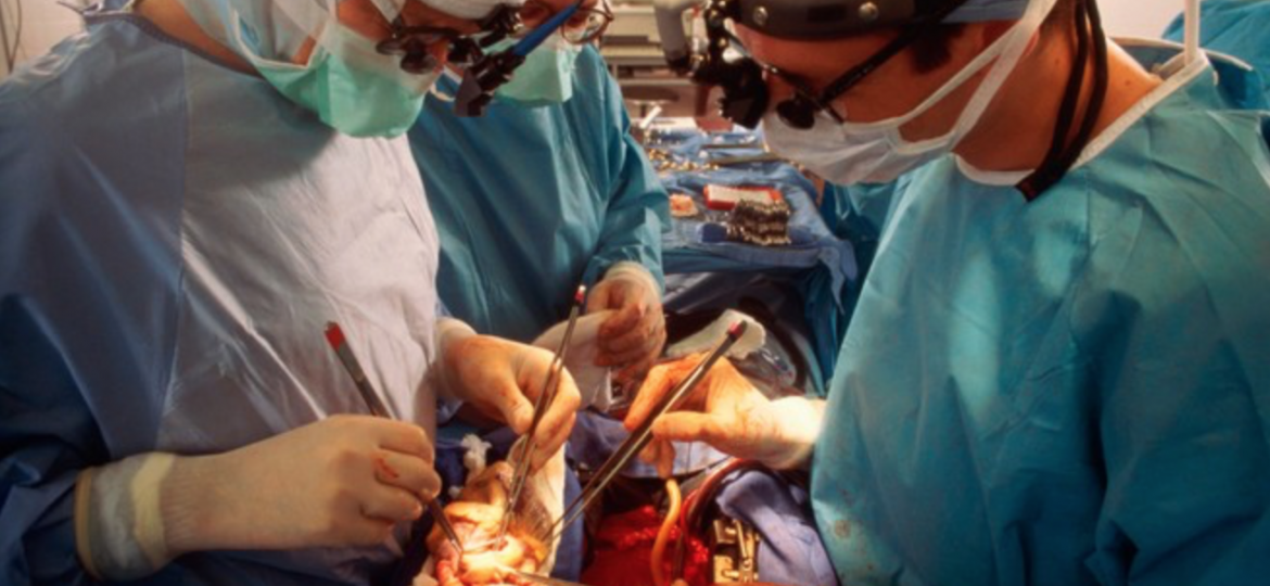 Residente americano sendo treinado em Transplante Cardíaco.